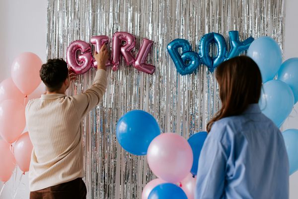 Gender reveal juhlat – näin järjestät vauvan sukupuolen paljastuksen 🎉