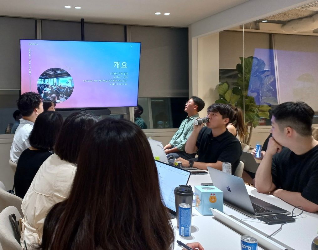 음료수를 벌컥벌컥 마시는 우물 안 개구리