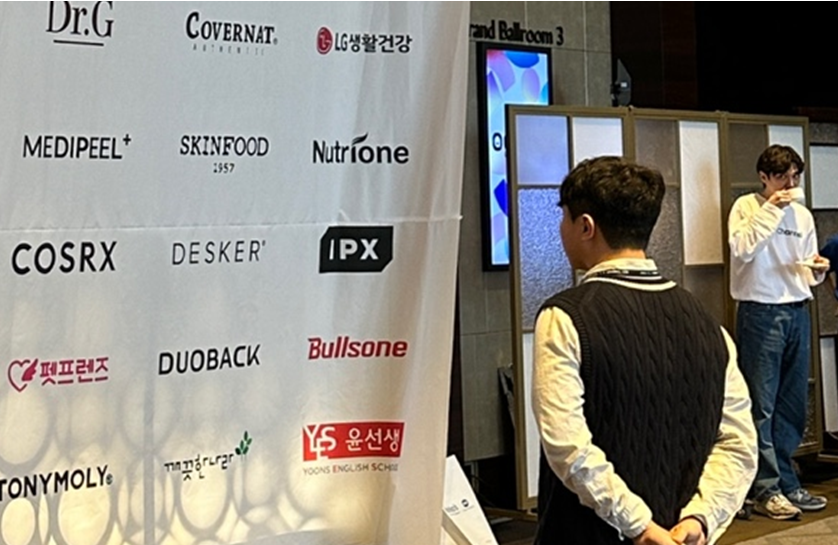 작품명 <조쉬와 조쉬> 채널톡 조쉬 대표님과 어쩌다보니 함께 찍혔습니다.