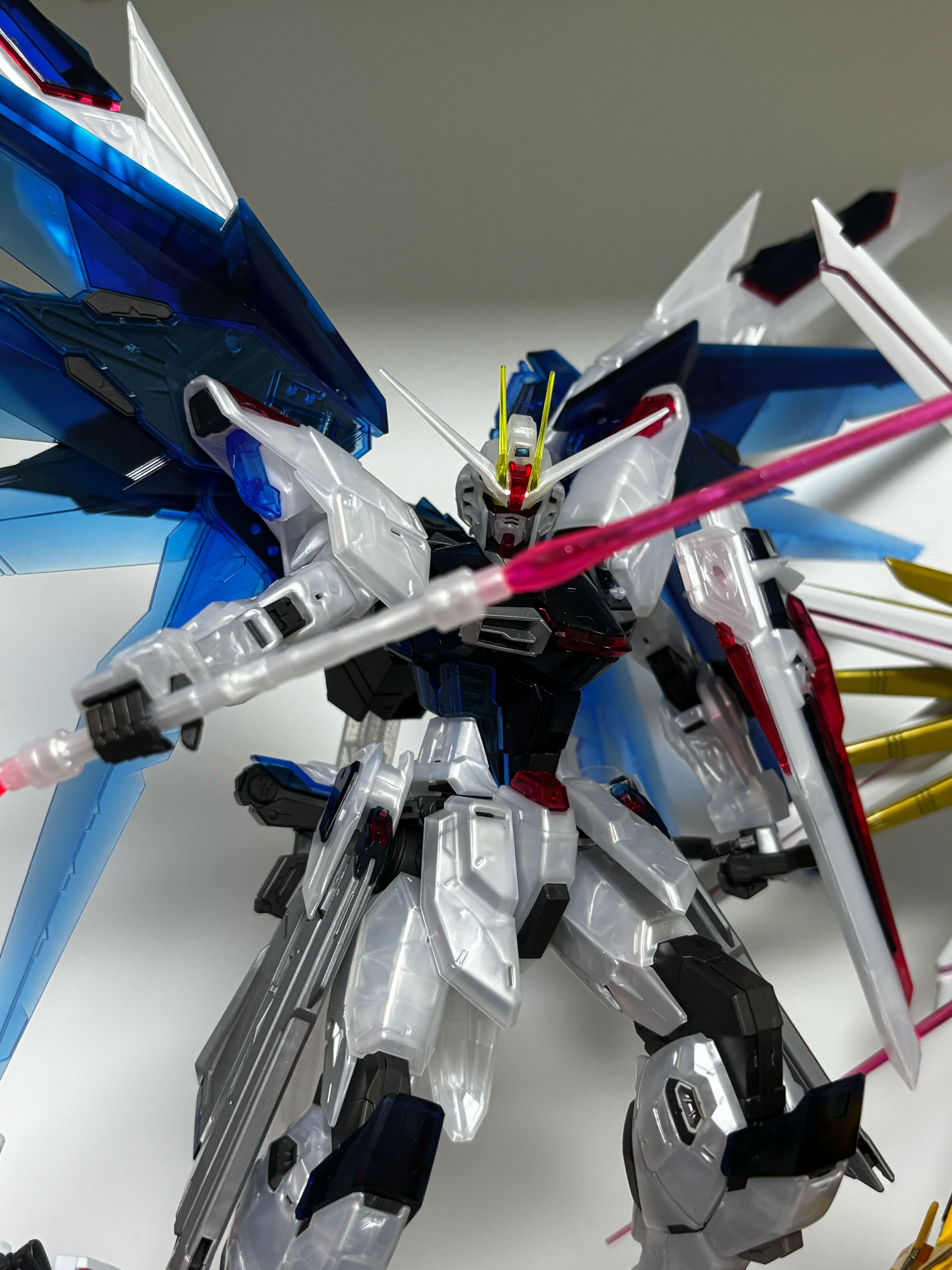 MG 프리덤 건담 2.0 건담베이스 클리어 버전 / 마케터 조쉬