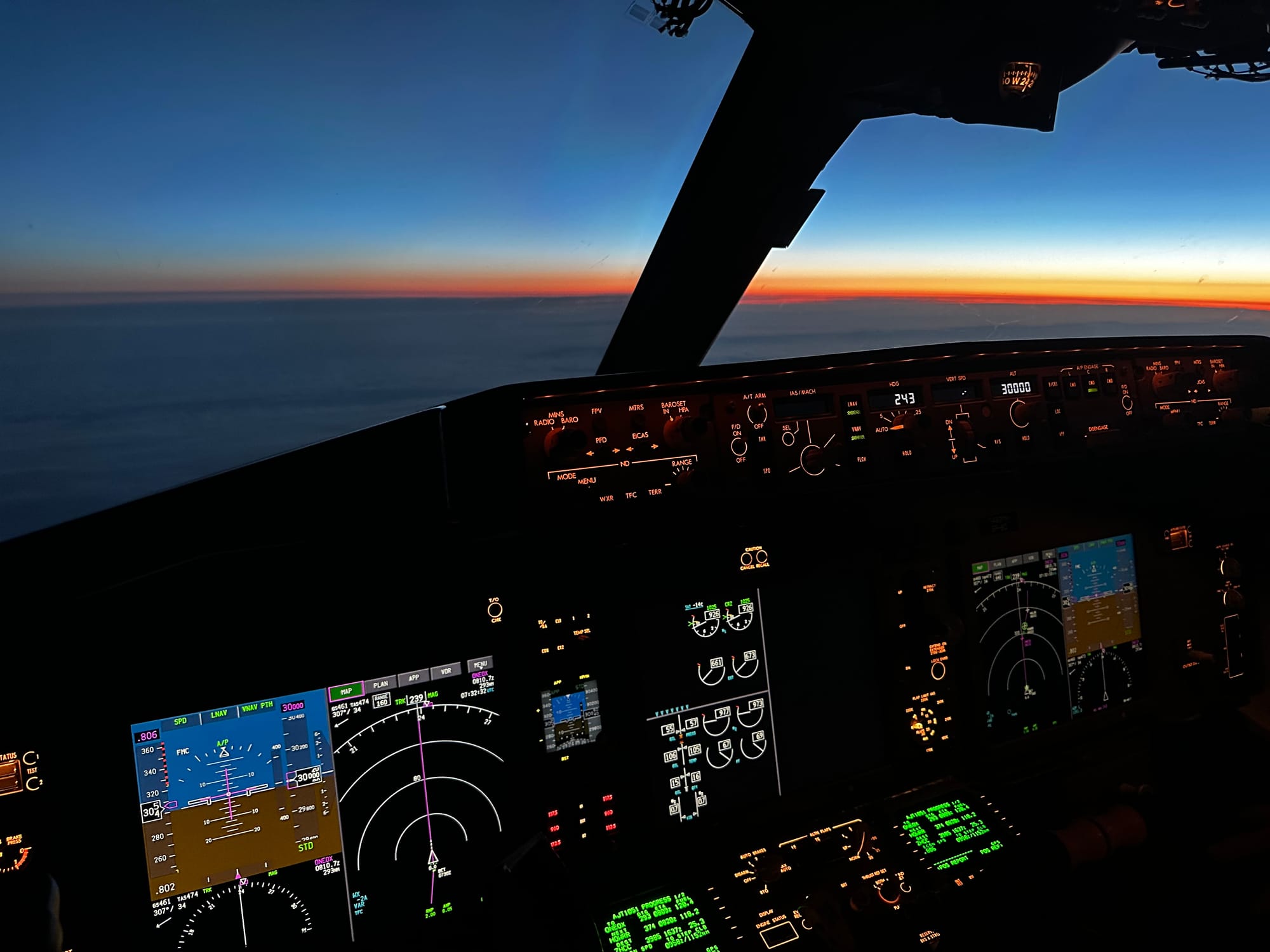 B767 flight deck as we chase the sunset