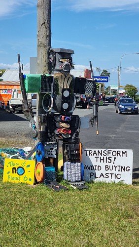 Āwhitu trash sculpture