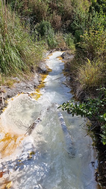 Kiriahineki geothermal stream