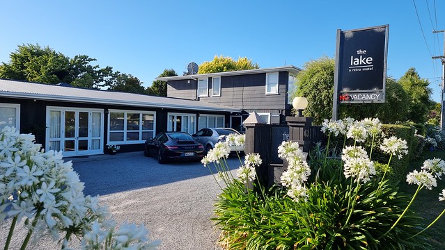 the lake - a retro motel