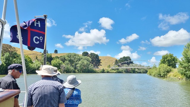 Waimarie approaches Upokongaro Cycle Bridge, Whanganui River