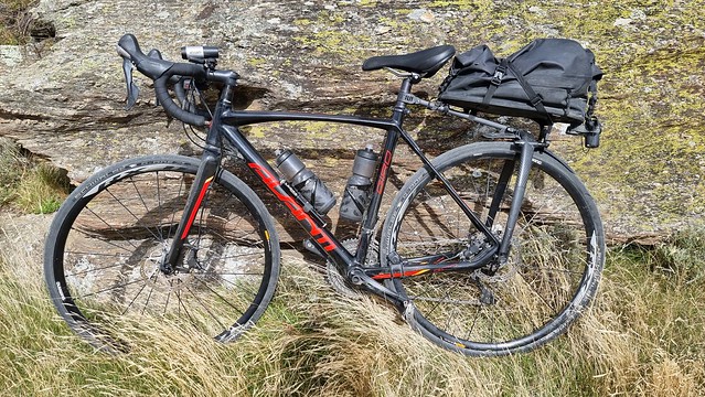 Avanti Giro AR C1 Gravel Bike with Tailfin Aeropack Trunk bag