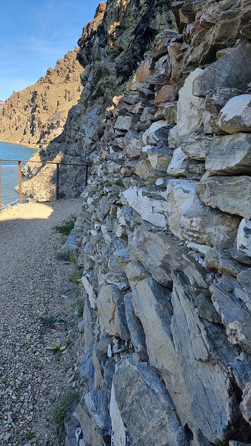 Stone Art | Lake Dunstan Trail