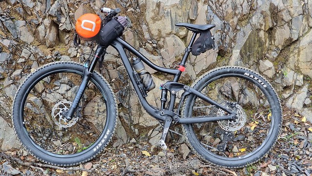 Clarence Valley Road rock and En-Trance (Giant Trance MTB)