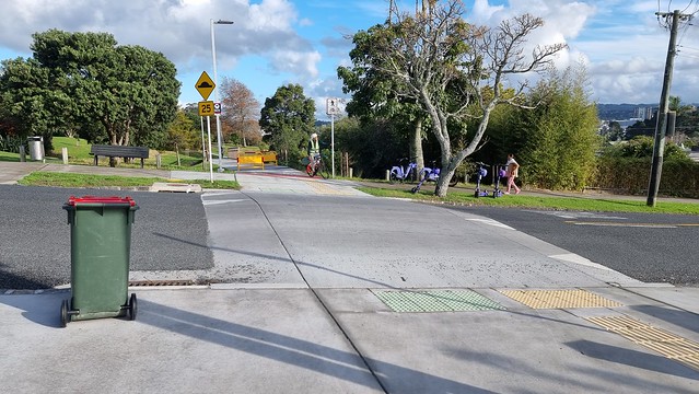 Chalmers Street crossing? | Avondale - New Lynn Path
