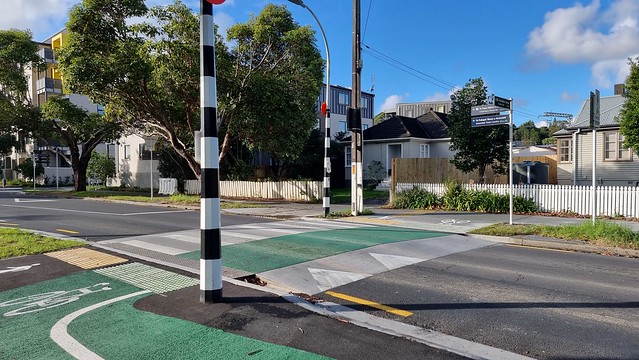 Saint Georges Road Crossing | Avondale - New Lynn Path