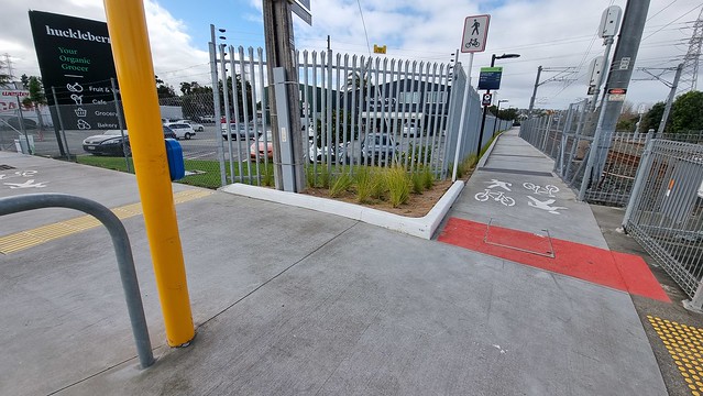 Portage Road Crossing | Avondale - New Lynn Path