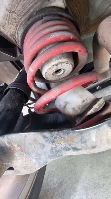 Fiat Abarth 500 Esseesse Rear Suspension and Broken Bump Stop (white) 20230121_115031