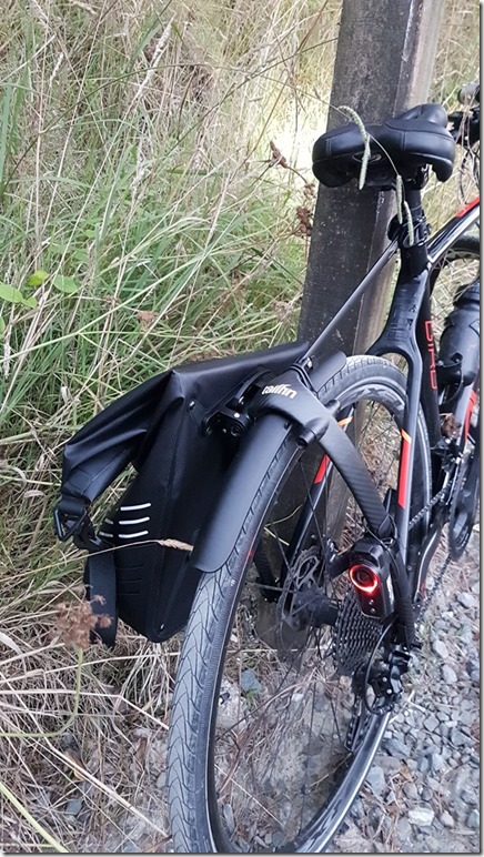 Tailfin Rack with one pannier