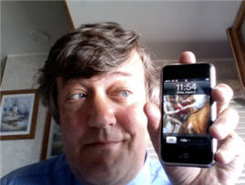 Stephen_fry_iphone
