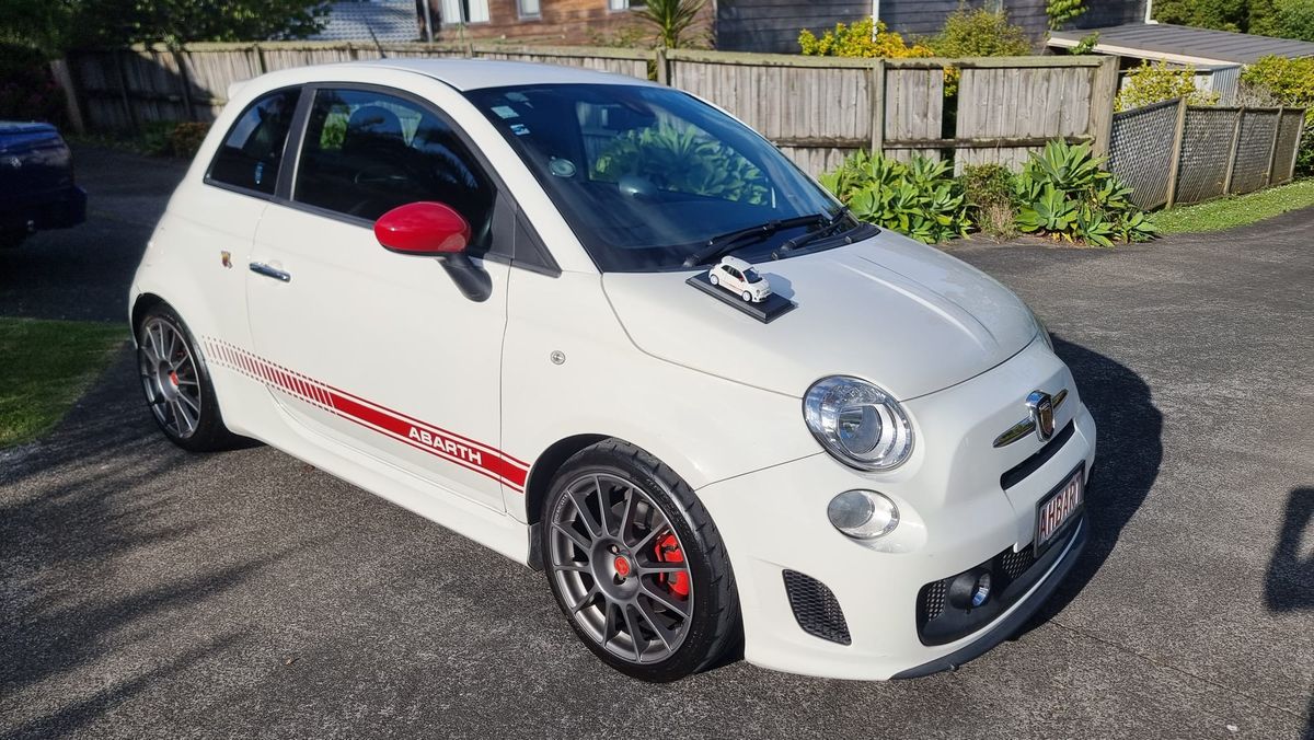 Abarth 500 Esseesse car and scale model of the same