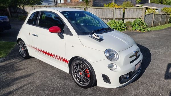 Abarth 500 Esseesse car and scale model of the same