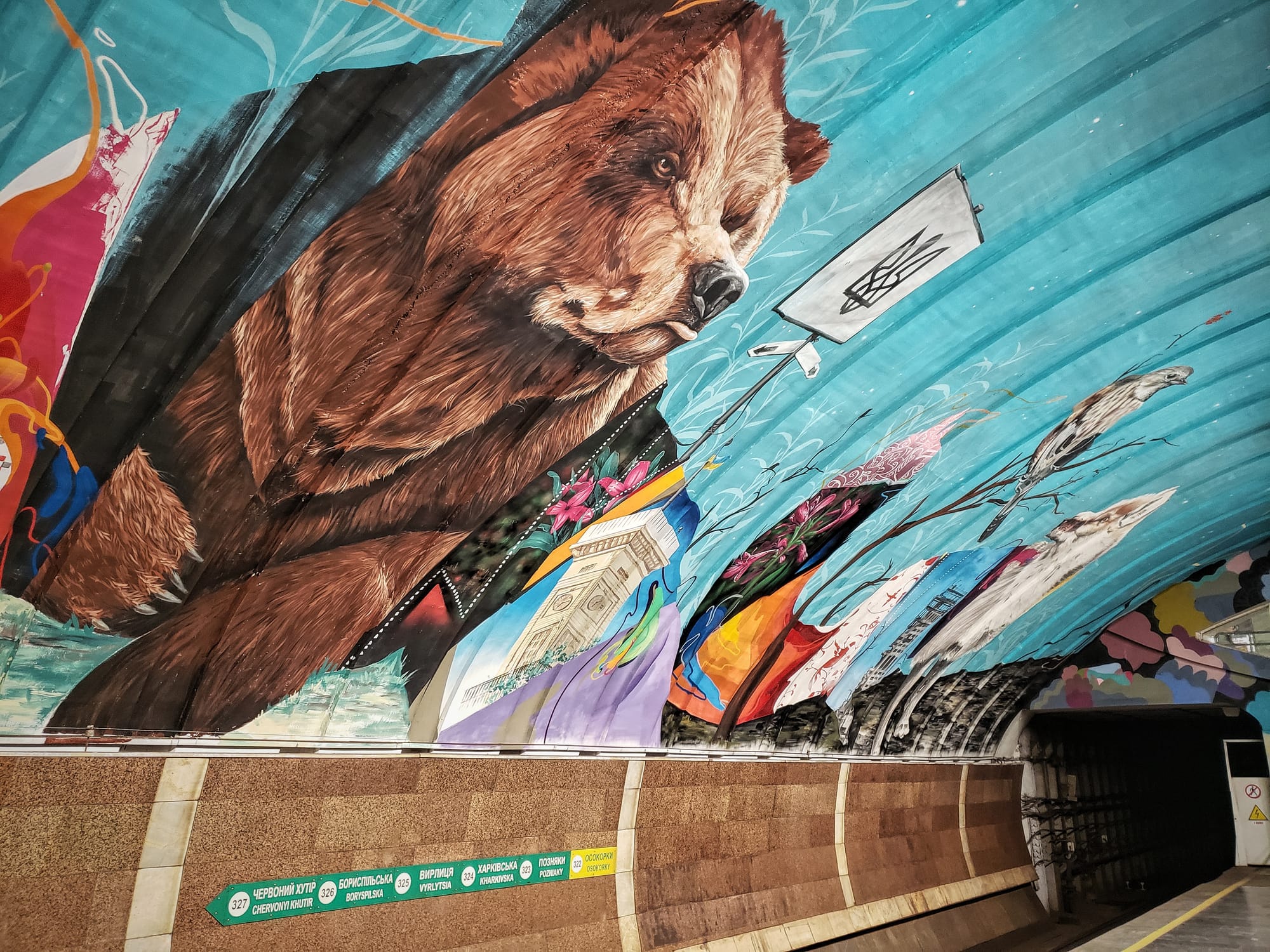 Bear painting in Kyiv metro