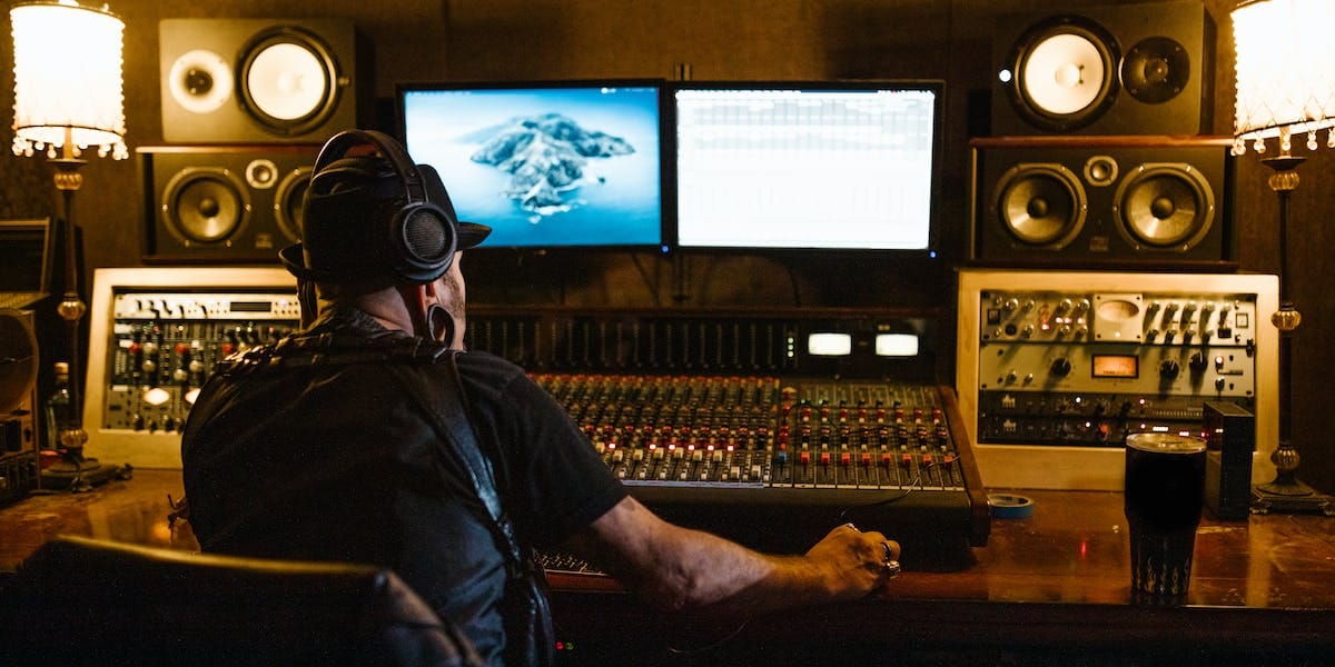 An advanced music producer creating music