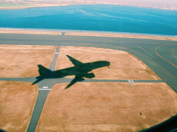 Wie geht CO₂-Kompensation? Flug, Fährfahrt und Urlaubsreise ausgleichen