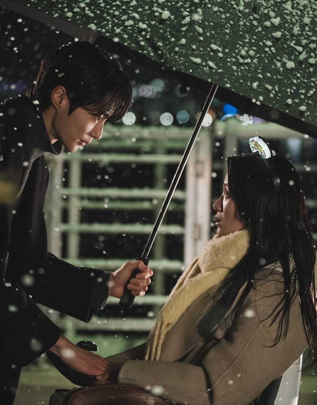 K-drama Lovely Runner Explained starring Kim Hye Yoon, Byeon Woo-Seok (kdramaomo)