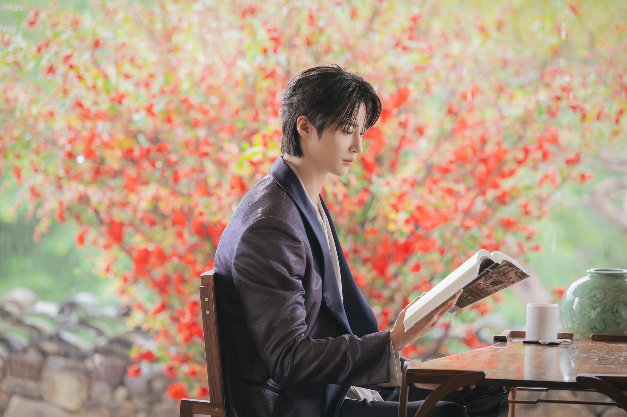 Kdrama Perfect Crown Review IU, Byeon Woo-seok - kdramaomo