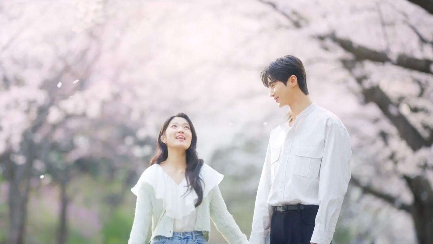 K-drama Lovely Runner Explained starring Kim Hye Yoon, Byeon Woo-Seok (kdramaomo)