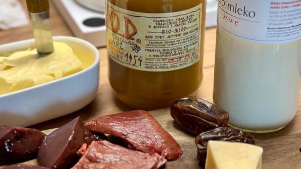 Animal-based diet opiera się o karmioną trawą wołowinę, w tym narządy (podroby), a także o surowy nabiał, organiczne owoce i niepasteryzowany miód.