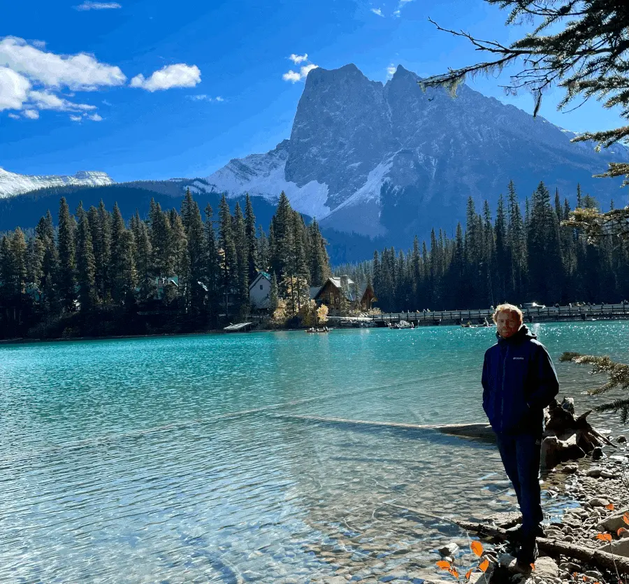 Kuba by a lake in the US