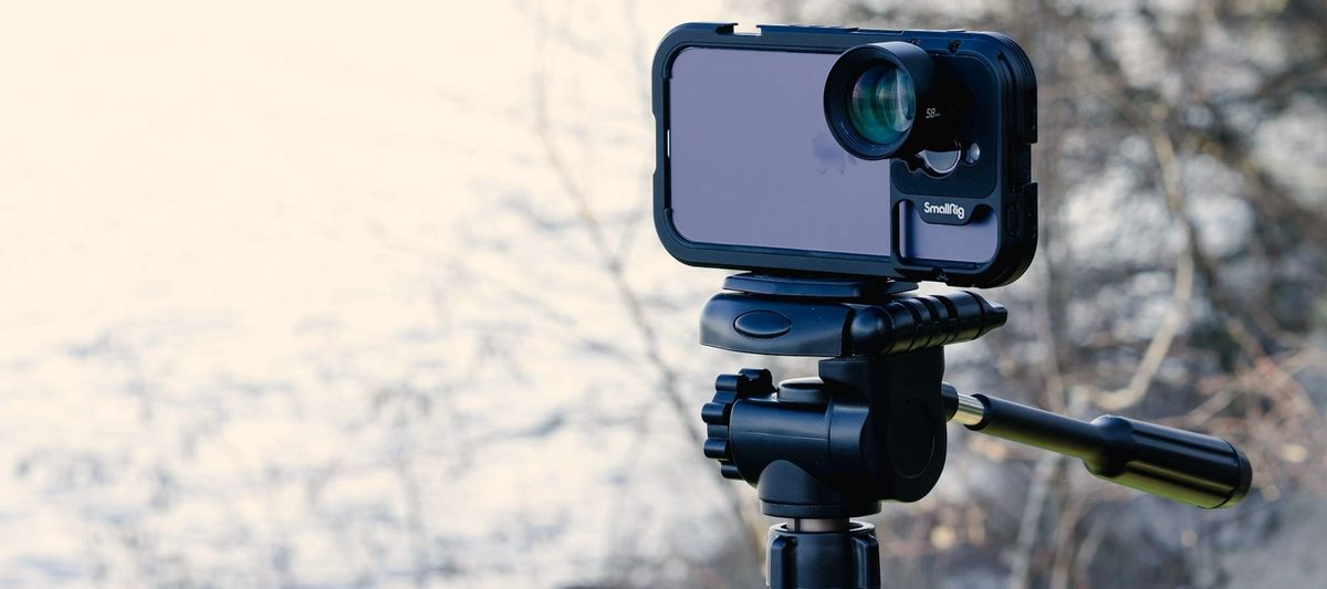 Téléphone en mode vidéo sur trepied