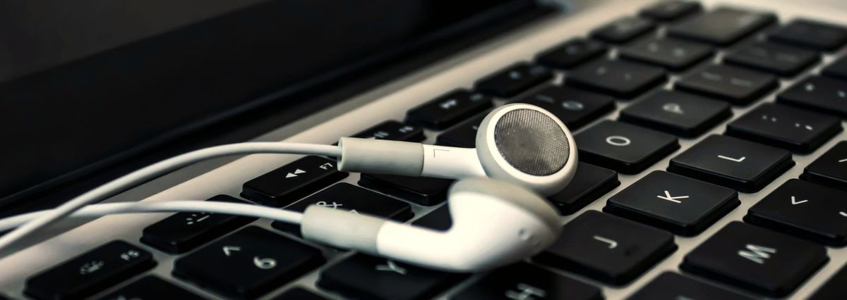 Écouteurs sur clavier d'ordinateur portable