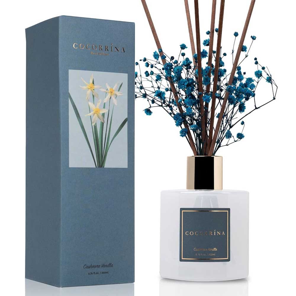 Elegant reed diffuser set with preserved flowers and vanilla essential oil — long-lasting scent gift for girlfriends who love a cozy home vibe