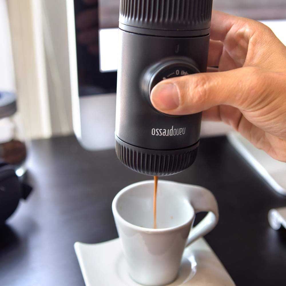 Portable manual espresso maker with 18-bar pressure — an ideal gift for boyfriends who love coffee and adventure on the go