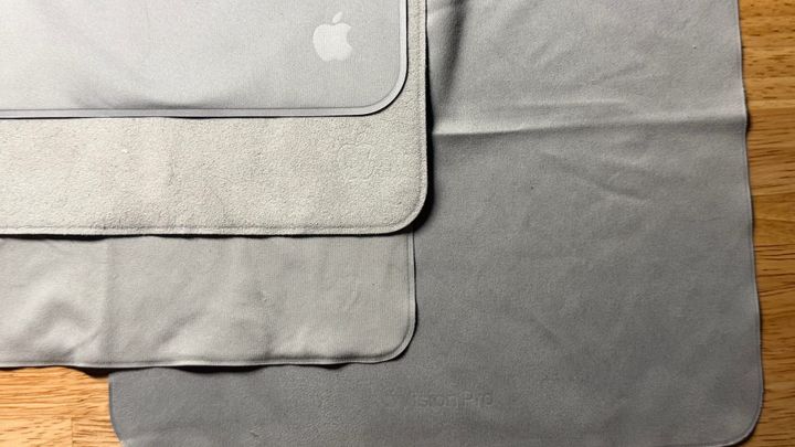 Four cleaning cloths with Apple logos, one saying "Vision Pro" in faint text