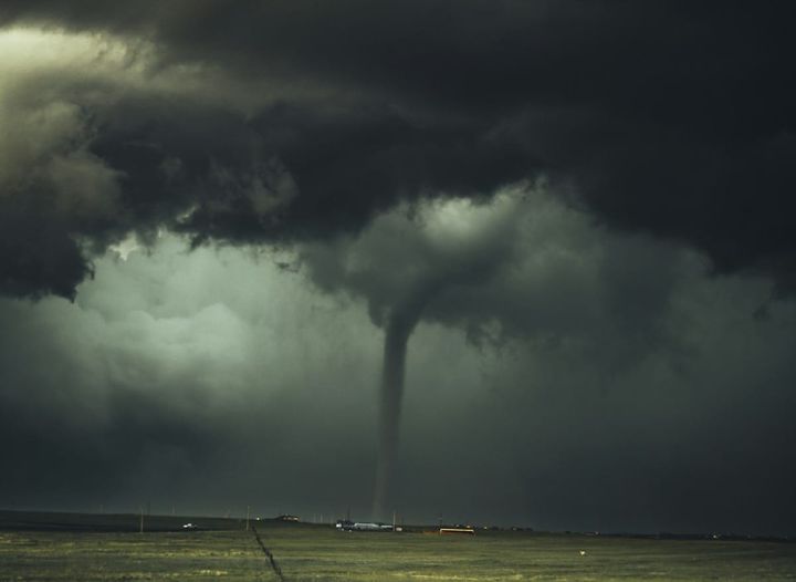 Nubes de tormenta oscuras sobre un campo