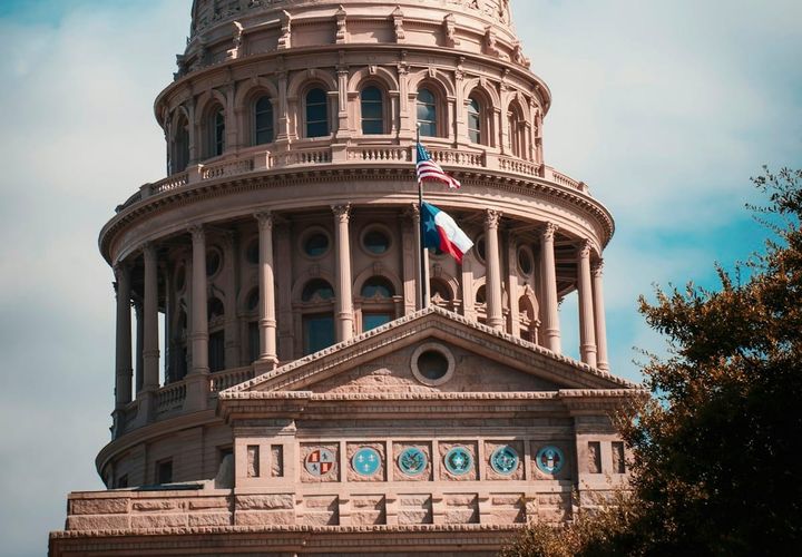 Vista aérea del Texas State Capitol y Congress Avenue en Austin