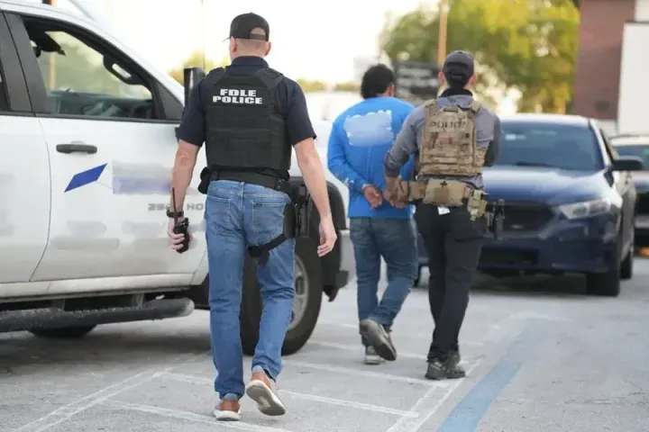 La ley que permite arrestar inmigrantes en Texas ya está vigente sin restricciones