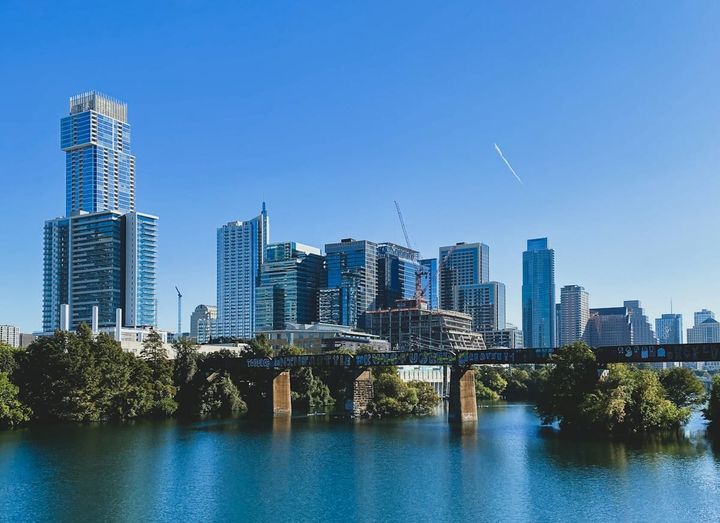 Vista del skyline de downtown Austin y Lady Bird Lake bajo cielo despejado