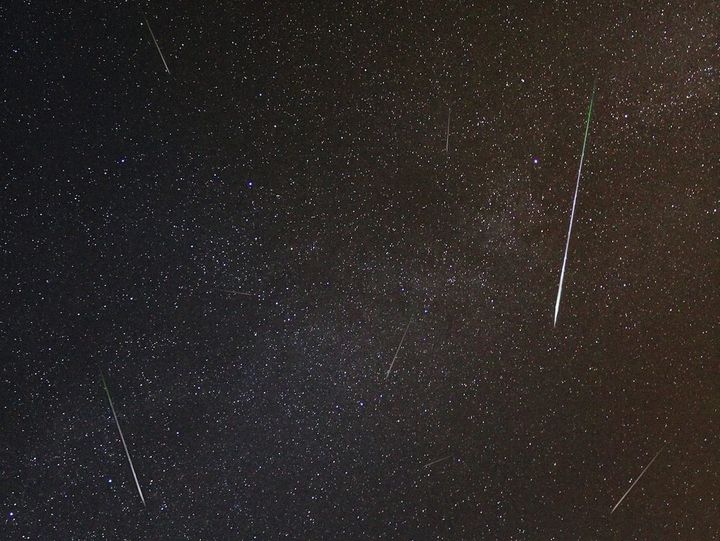 Lluvia de meteoros iluminando el cielo nocturno