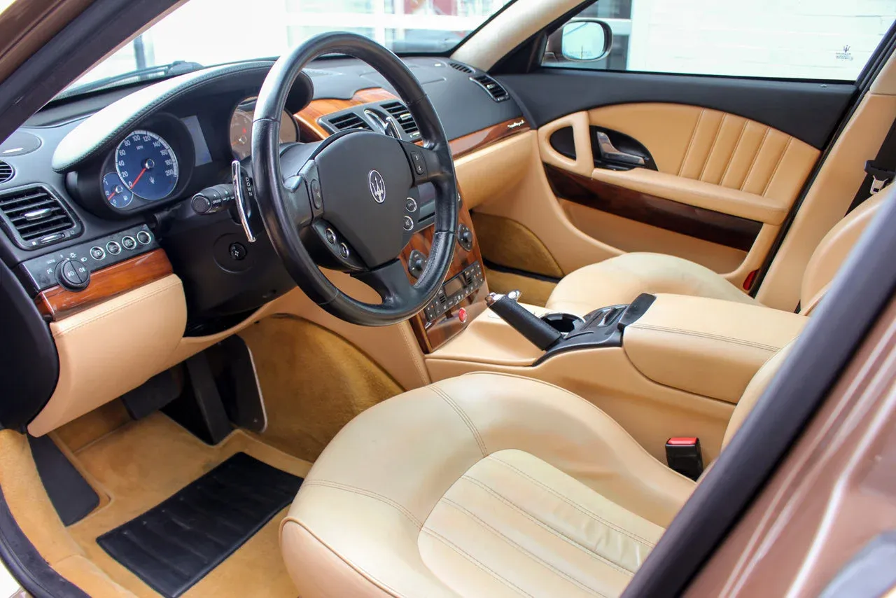 Interior delantero del Maserati Quattroporte 2005