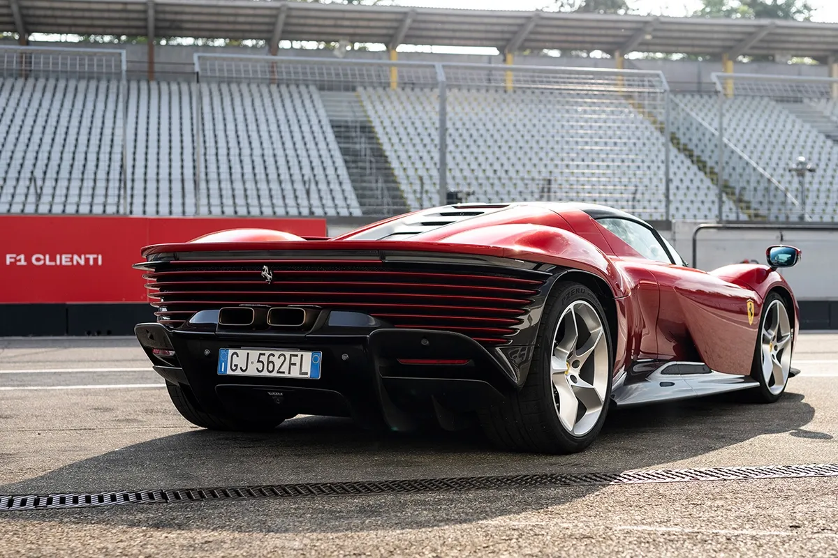 Parte trasera ferrari daytona sp3 rojo