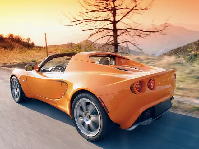 Exterior trasero del Lotus Elise 2005 color naranja