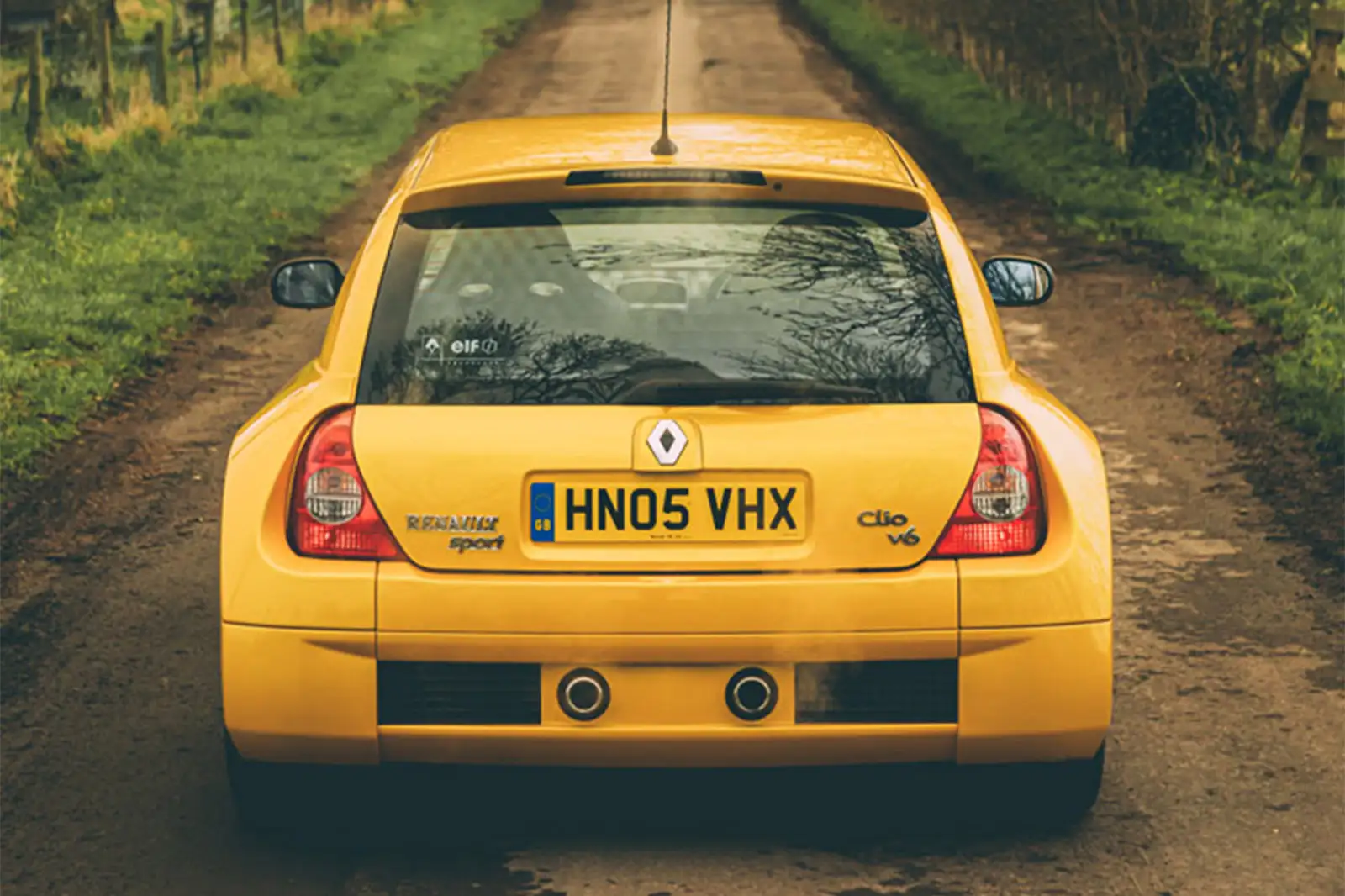 Parte Trasera Renault Clio V6 color amarillo