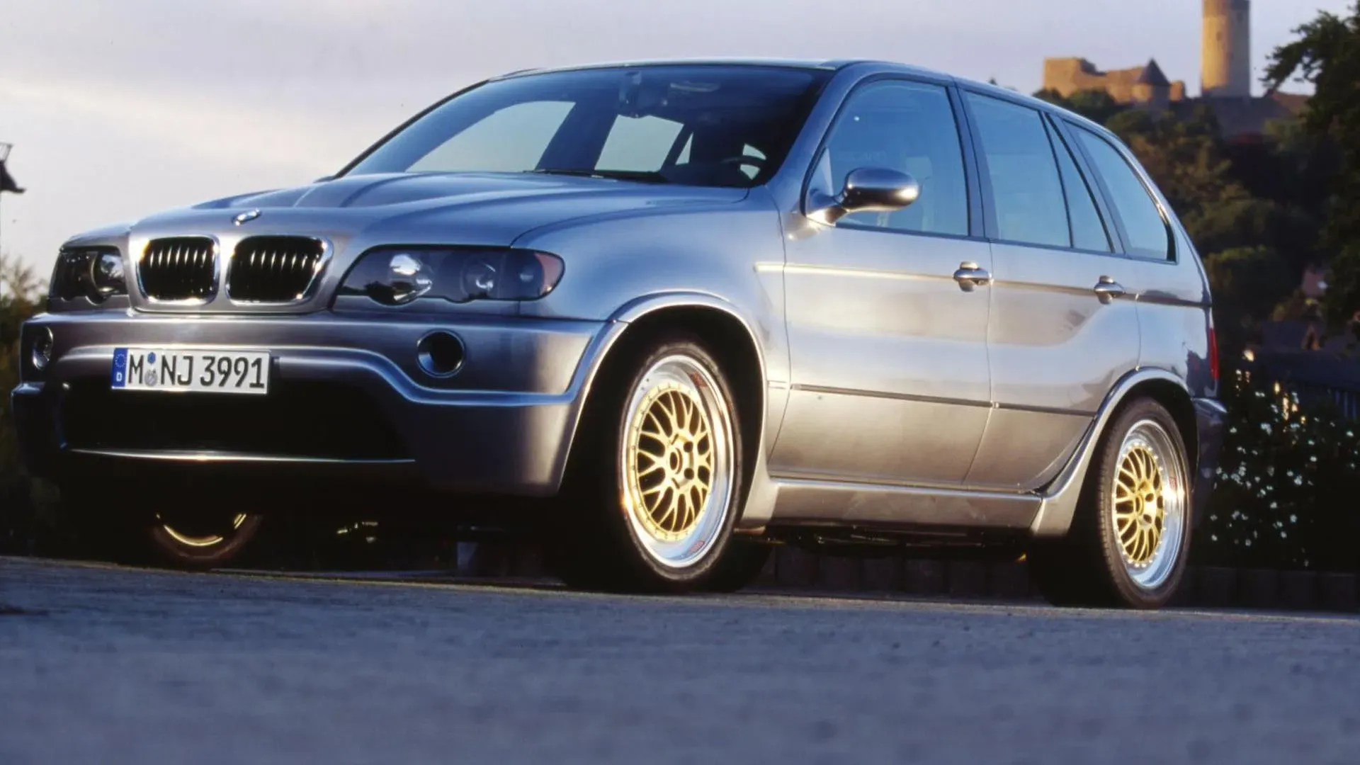 BMW X5 LM (Le Mans) gris, un SUV BMW raro con motor V12 de carreras