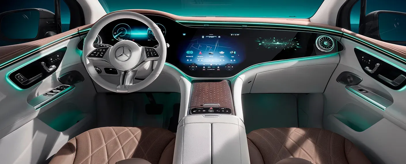 Interior del Mercedes-Benz EQE SUV con la pantalla vertical estándar