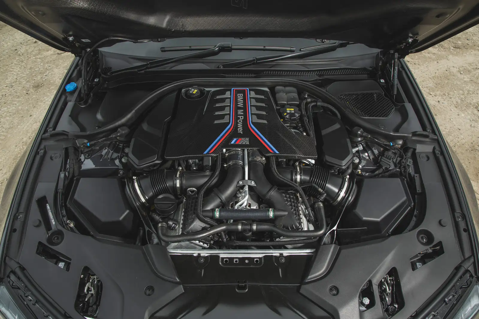 Motor V8 híbrido del BMW M5 2025