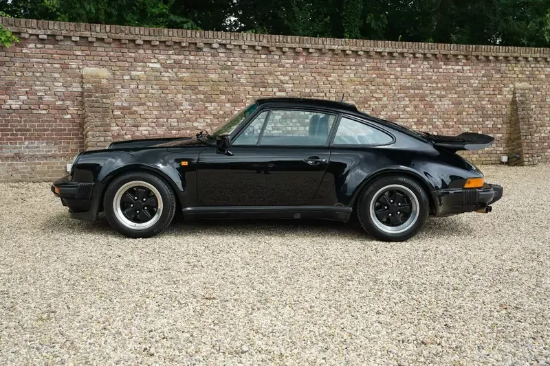 Lateral porsche 911 turbo 1989 negro