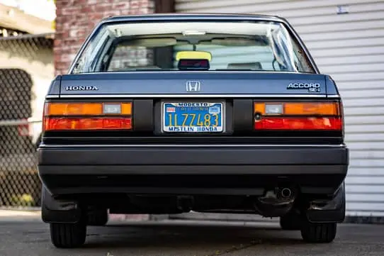 Exterior trasero del Honda Accord SE-i 1985 color gris