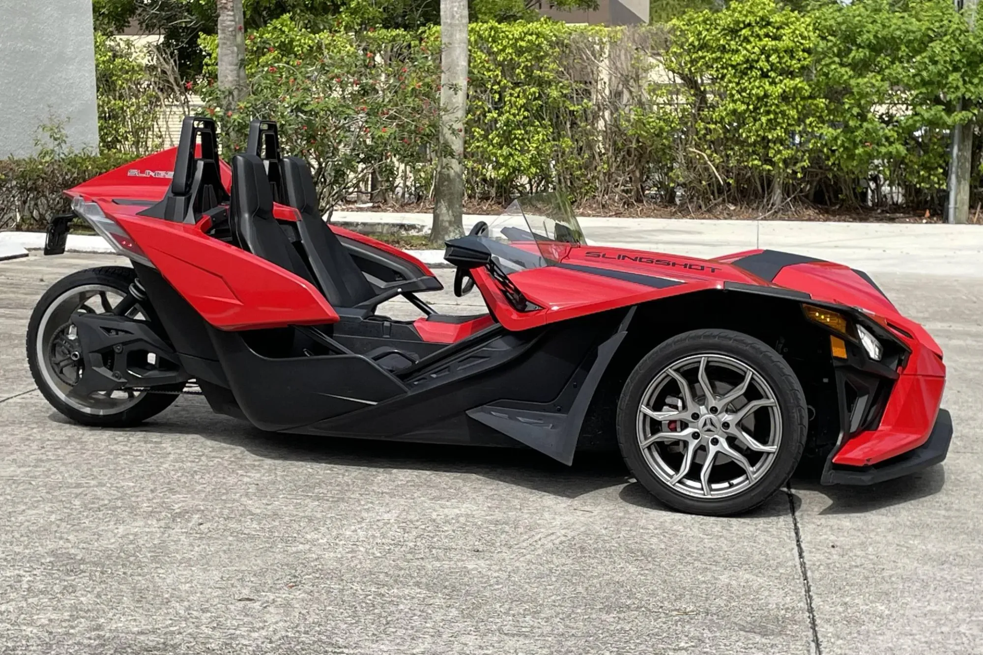 Lateral Polaris Slingshot 2020 color rojo