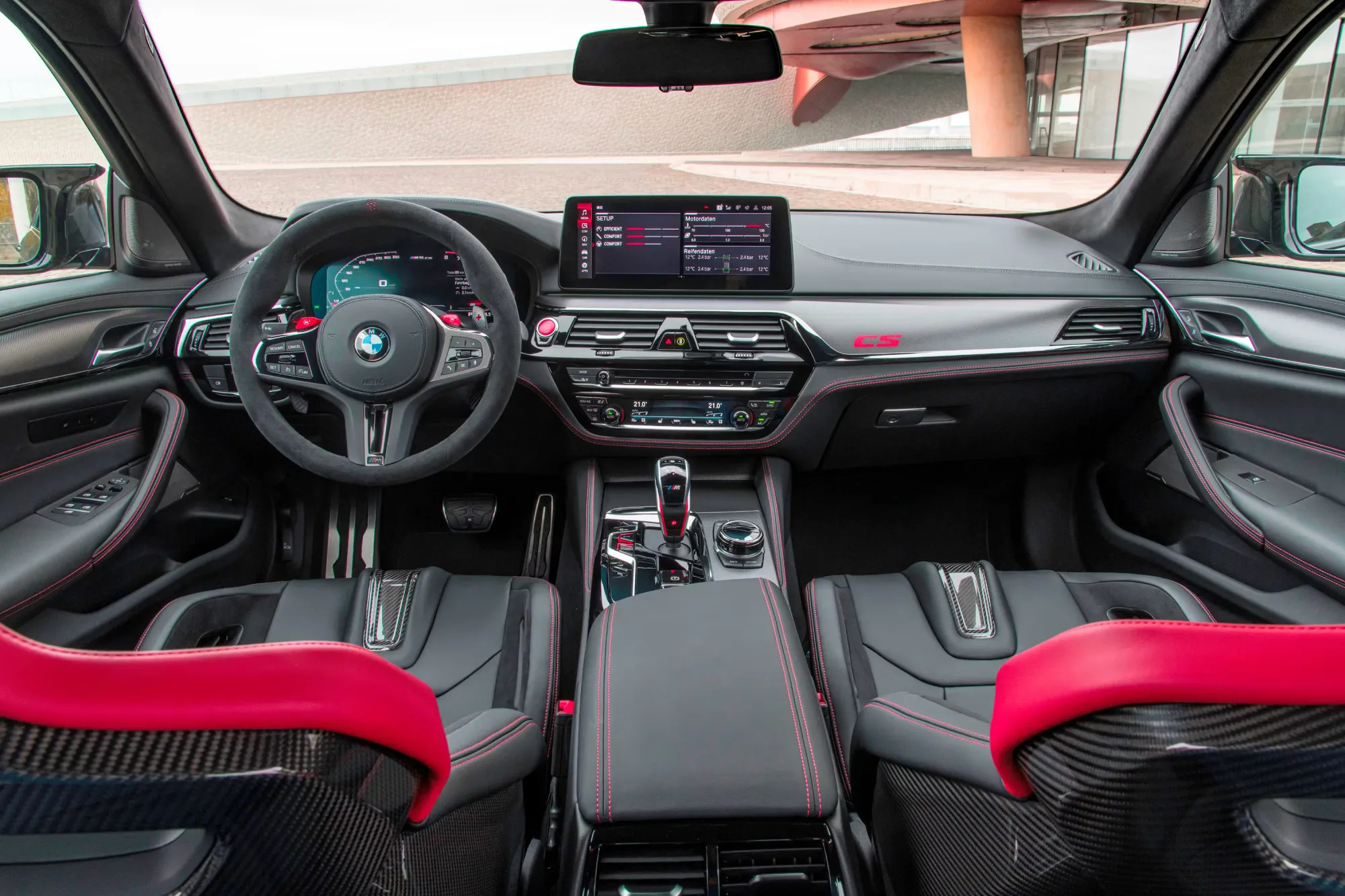 Interior deportivo y tecnológico del BMW M5 2025