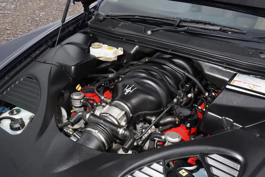 Exterior capo levantado del Maserati Quattroporte 2005